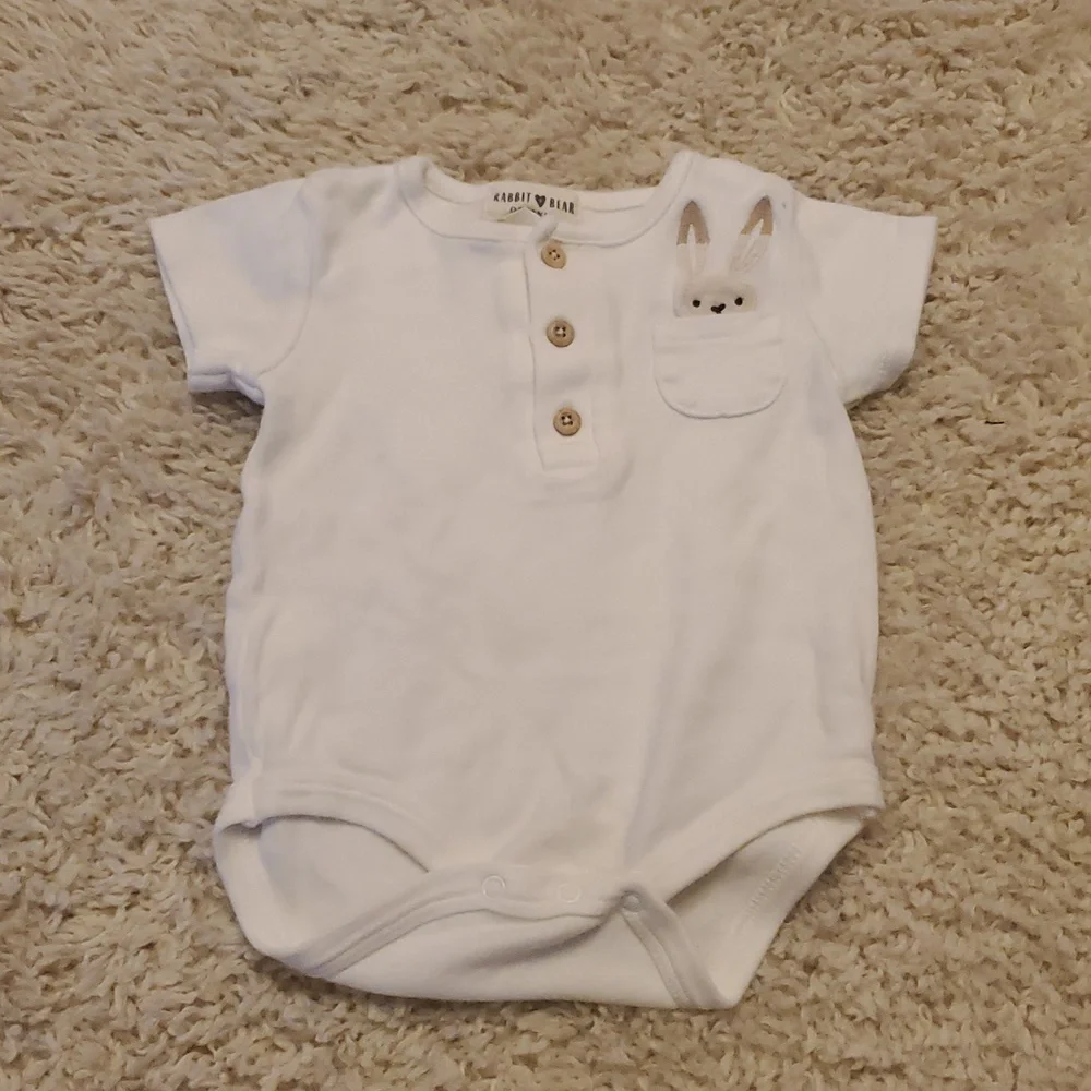 5 For $25 Rabbit + Bear Organic White Baby Onesie‎ Size 3-6 Months
